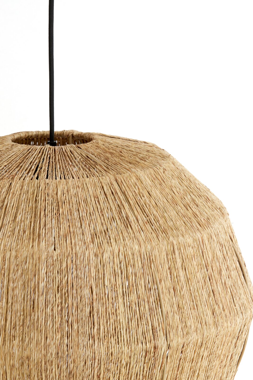 Hängeleuchte aus natürlichem Material mit geflochtenem Design, seitliche Perspektive