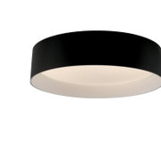 Schwarze, runde LED-Deckenleuchte mit weißem Diffusor an grauer Decke, leicht von unten in schräger Perspektive fotografiert