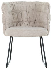 Frontansicht eines beigen Armlehnstuhls mit gepolsterter Rückenlehne und schwarzen Metallbeinen.