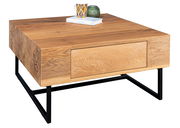 Moderner Couchtisch aus Holz mit schwarzem Metallgestell, seitliche Perspektive