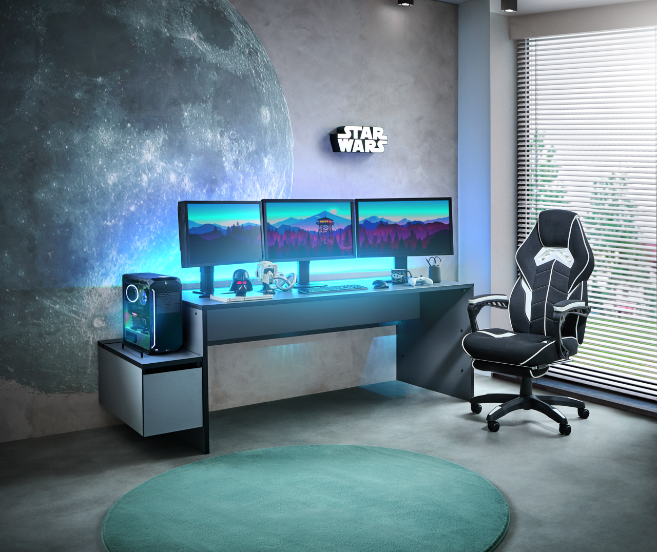 Gaming-Setup mit beleuchtetem Tisch, drei Monitoren, Towerunit und Gaming-Stuhl aus seitlicher Perspektive