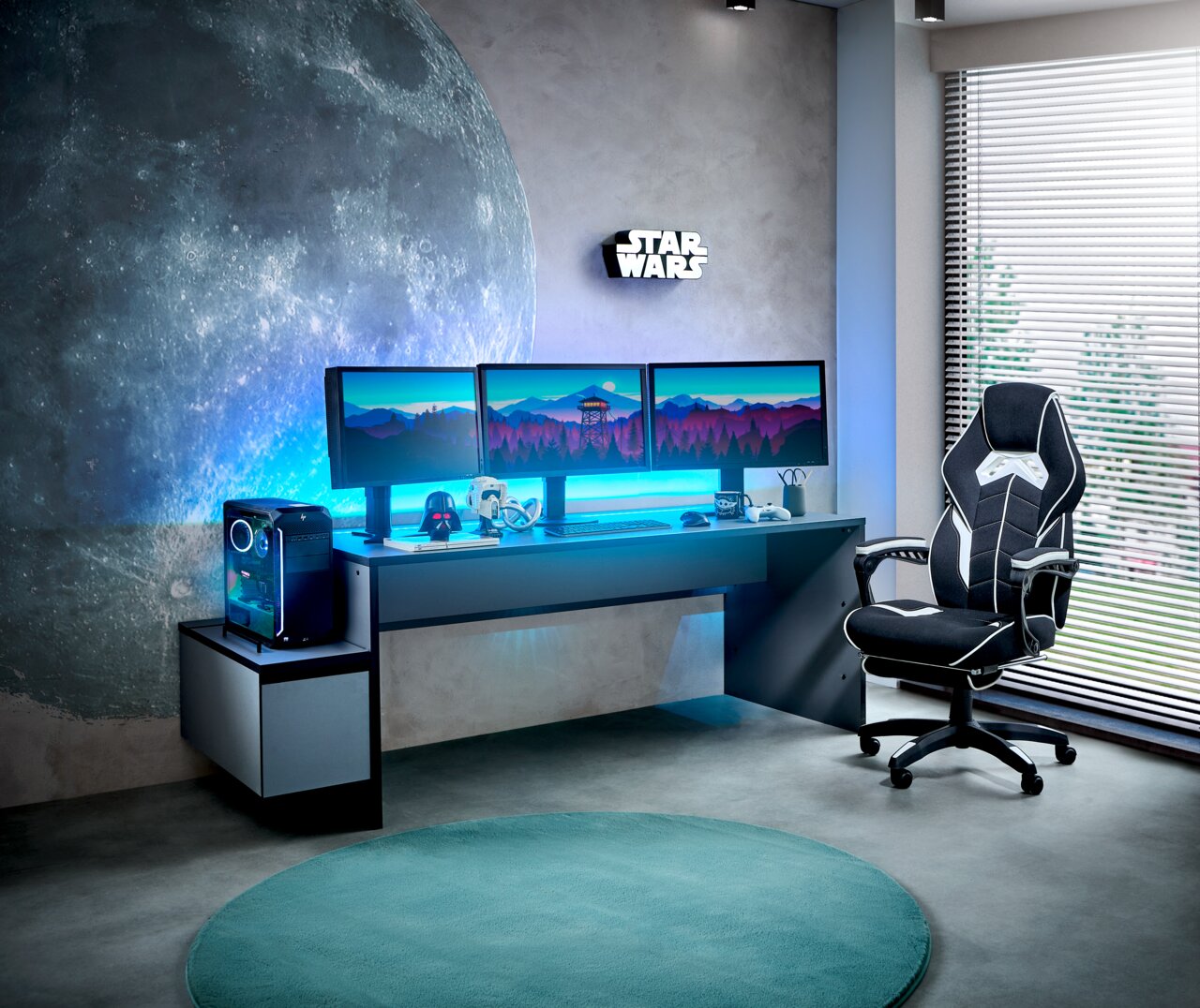 Gaming-Setup mit beleuchtetem Tisch, drei Monitoren, Towerunit und Gaming-Stuhl aus seitlicher Perspektive