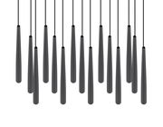 Moderne Pendelleuchte mit mehreren schlanken, schwarzen Anhängern aus der Vorderansicht.