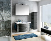 Moderne Badezimmermöbel in dunklem Holzton mit Waschbecken, Spiegel und Stauraum, seitliche Perspektive