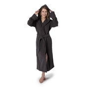 Frau in einem dunkelgrauen Kapuzenbademantel, stehend, mit Kapuze aufgesetzt, Vorderansicht