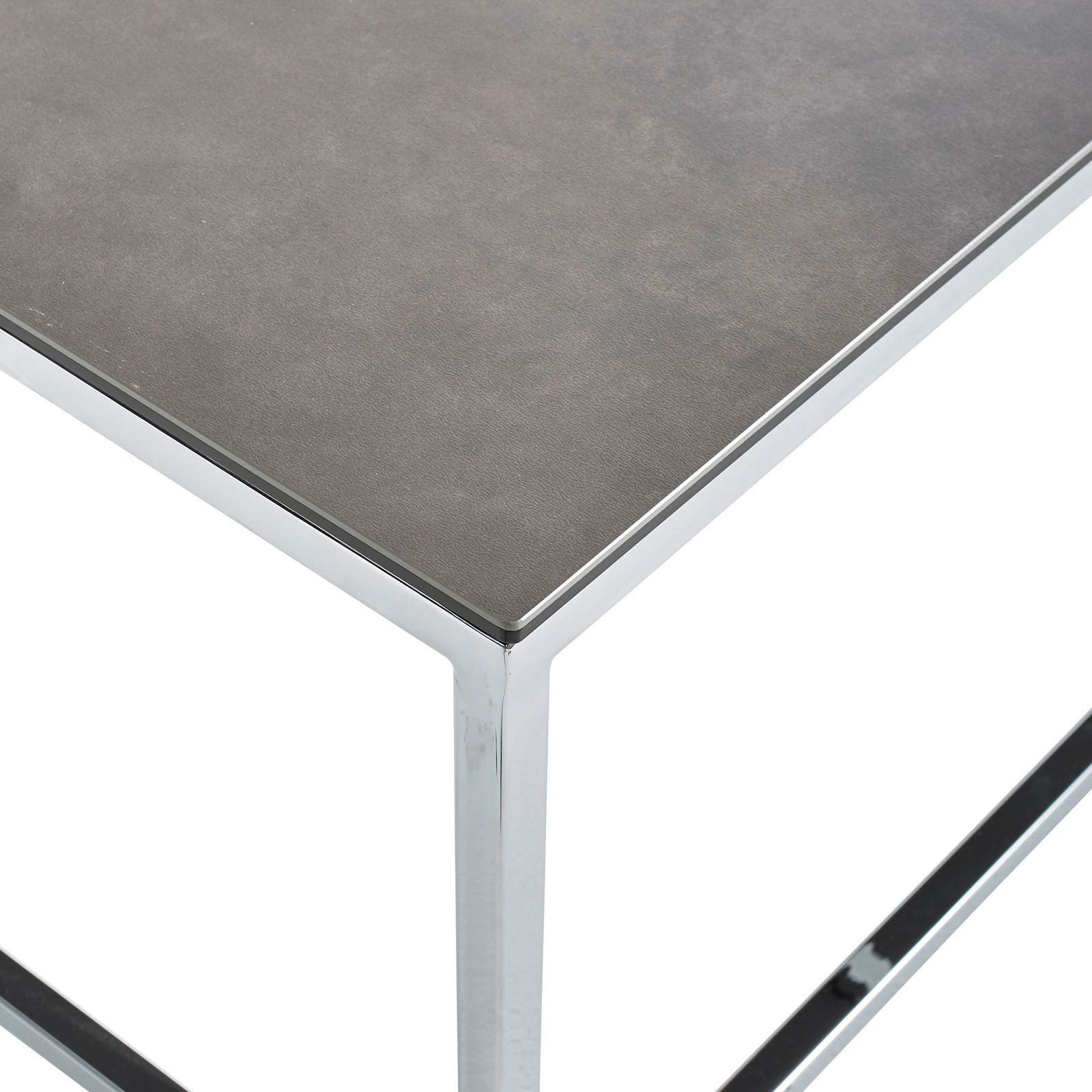 Moderner Couchtisch mit dunkler Tischplatte und glänzendem Metallgestell, Perspektive von oben.