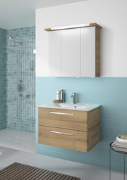 Moderner Badblock mit Holzoptik und weißem Waschbecken, frontal betrachtet.