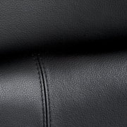 Nahaufnahme der schwarzen Lederpolsterung eines Chefsessels mit sichtbaren Nähten.