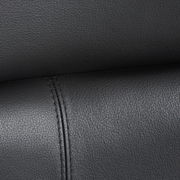 Nahaufnahme der schwarzen Lederpolsterung eines Chefsessels mit sichtbaren Nähten.