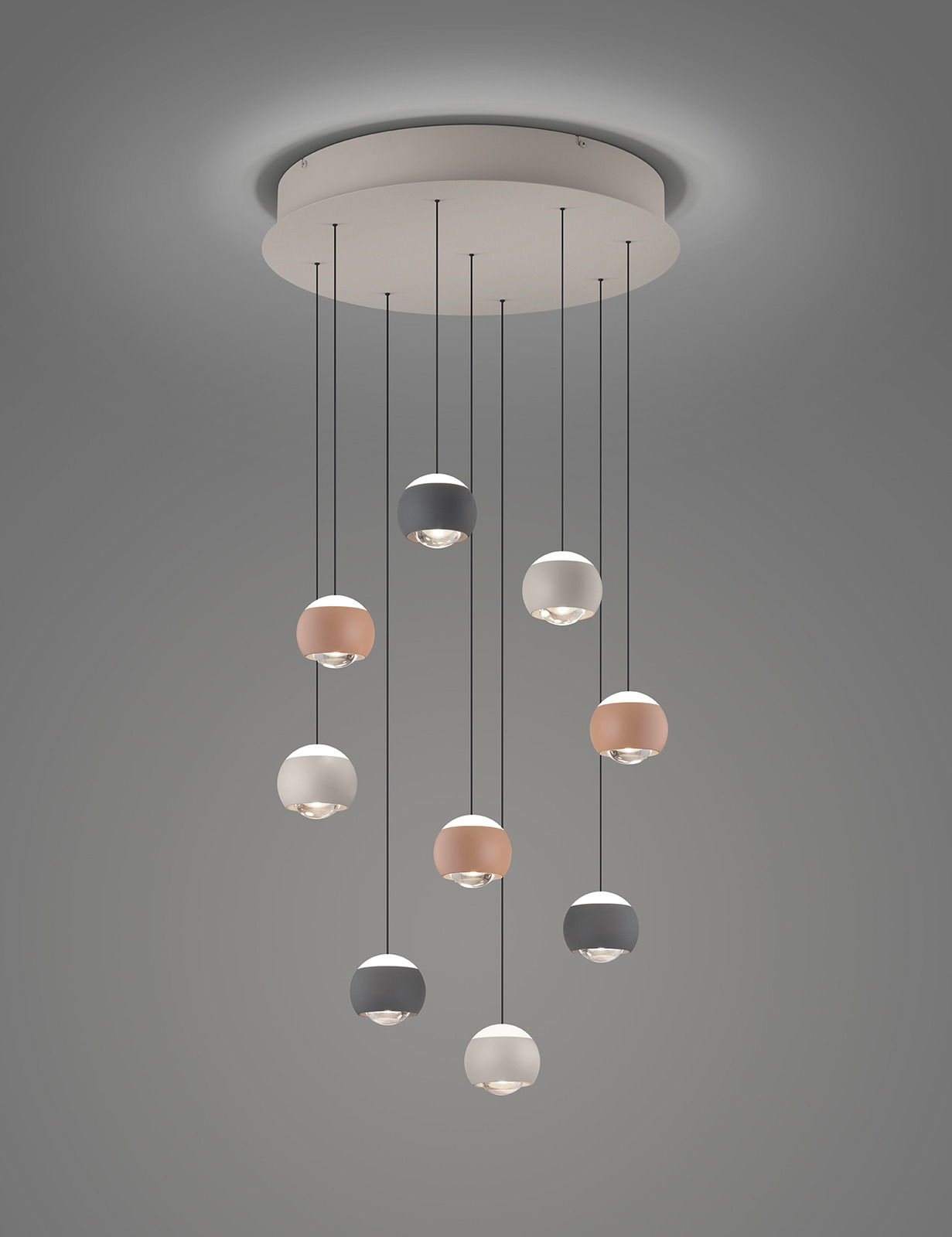 Moderne Pendelleuchte mit mehreren kugelförmigen Lampen in verschiedenen Farben, von unten betrachtet.