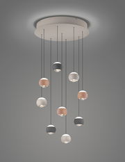 Moderne Pendelleuchte mit mehreren kugelförmigen Lampen in verschiedenen Farben, von unten betrachtet.