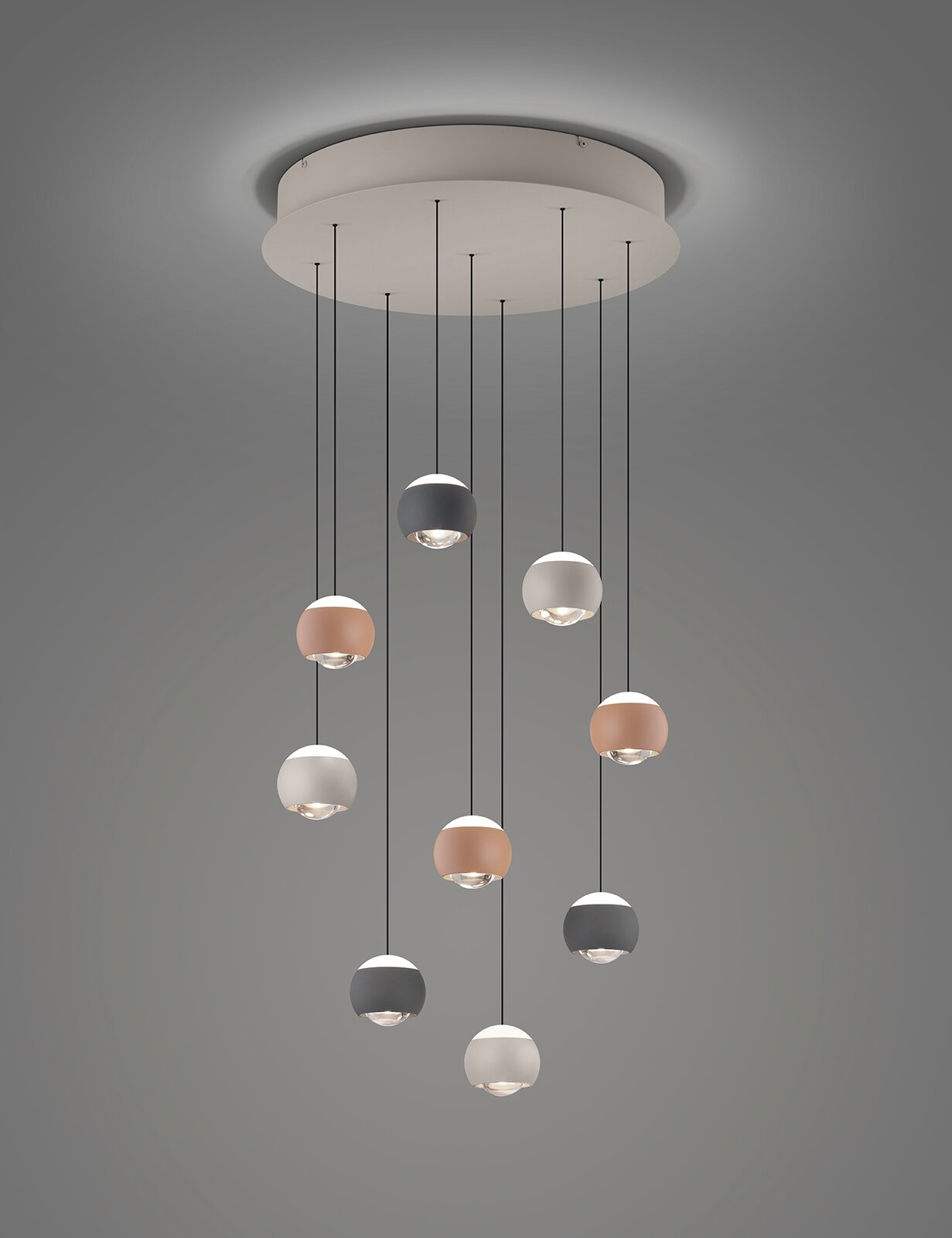 Moderne Pendelleuchte mit mehreren kugelförmigen Lampen in verschiedenen Farben, von unten betrachtet.