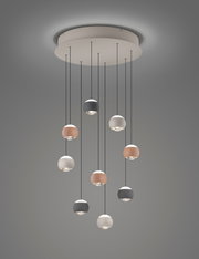 Moderne hanglamp met meerdere bolvormige lampen in verschillende kleuren, gezien van onderaf.