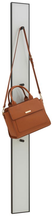 Paneel-Leiste mit Haken, an der eine braune Tasche hängt, seitliche Perspektive