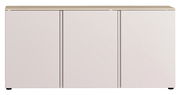 Frontale Ansicht eines modernen Sideboards mit drei Türen und einer hellen Holzoberfläche.