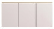 Frontale Ansicht eines modernen Sideboards mit drei Türen und einer hellen Holzoberfläche.