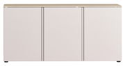 Frontale Ansicht eines modernen Sideboards mit drei Türen und einer hellen Holzoberfläche.