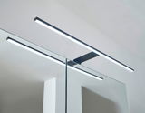 Moderne LED-Leuchte auf einem Spiegelschrank, seitliche Perspektive