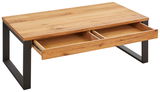 Moderner Couchtisch aus Holz mit Metallbeinen und zwei offenen Schubladen, seitliche Perspektive.