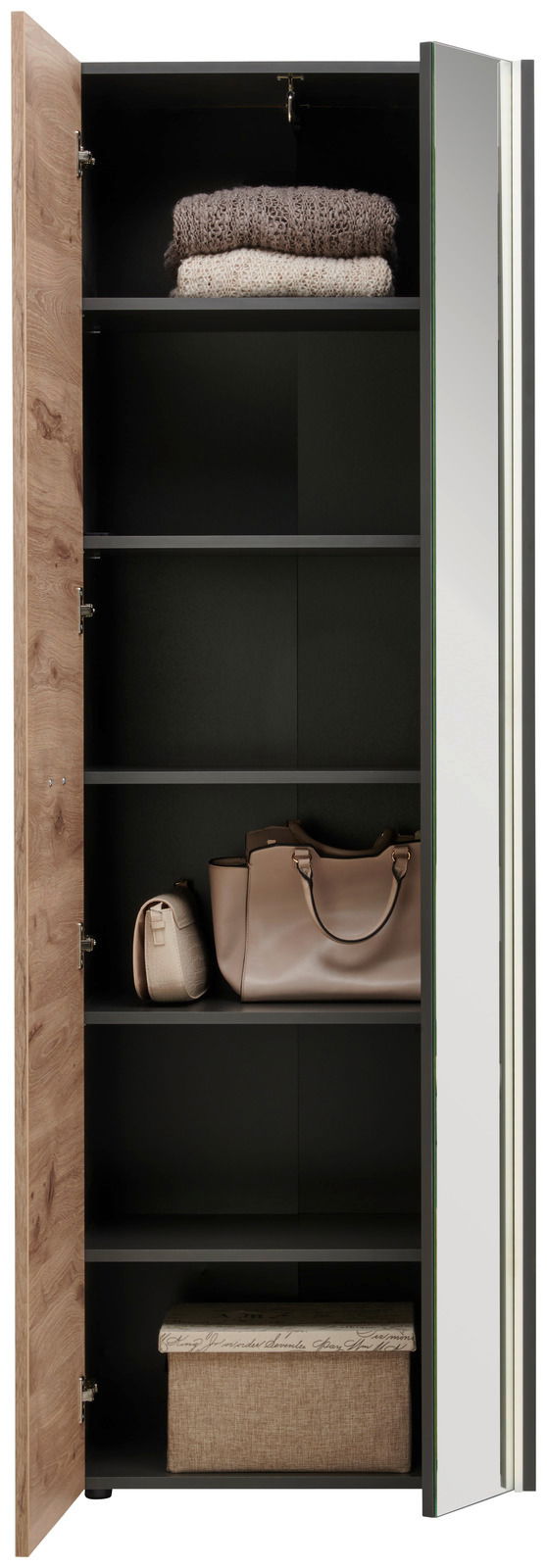 Geöffneter Garderobenschrank mit mehreren Regalböden, auf denen gefaltete Decken, Taschen und eine Box zu sehen sind. Perspektive von vorne.