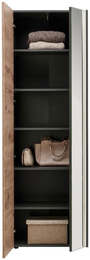 Geöffneter Garderobenschrank mit mehreren Regalböden, auf denen gefaltete Decken, Taschen und eine Box zu sehen sind. Perspektive von vorne.