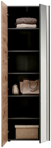 Geöffneter Garderobenschrank mit mehreren Regalböden, auf denen gefaltete Decken, Taschen und eine Box zu sehen sind. Perspektive von vorne.