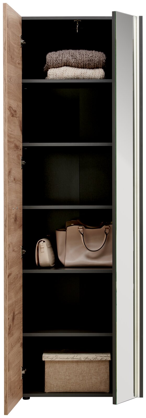 Geöffneter Garderobenschrank mit mehreren Regalböden, auf denen gefaltete Decken, Taschen und eine Box zu sehen sind. Perspektive von vorne.