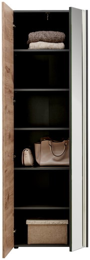 Geöffneter Garderobenschrank mit mehreren Regalböden, auf denen gefaltete Decken, Taschen und eine Box zu sehen sind. Perspektive von vorne.