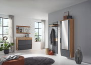 Modernes Garderoben-Set im Flur mit Hängeschrank mit Spiegel, Wandgarderobe und Kommode in Eiche-Optik und Anthrazit, fotografiert aus schräger Frontperspektive im hellen Raum.