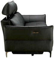 Seitliche Ansicht eines modernen, schwarzen Ledersofas mit verstellbarer Kopfstütze und Metallfüßen.