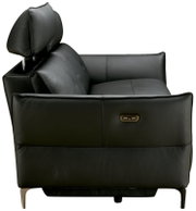 Seitliche Ansicht eines modernen, schwarzen Ledersofas mit verstellbarer Kopfstütze und Metallfüßen.