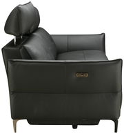 Seitliche Ansicht eines modernen, schwarzen Ledersofas mit verstellbarer Kopfstütze und Metallfüßen.