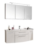 Moderne Badkombination mit dreiteiligem Spiegelschrank und Waschbeckenunterschrank, frontal abgebildet.