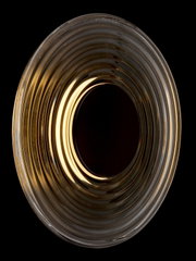 Runde Deckenleuchte aus geriffeltem, rauchfarbenem Glas mit warmem Licht, Draufsicht von unten auf schwarzem Hintergrund