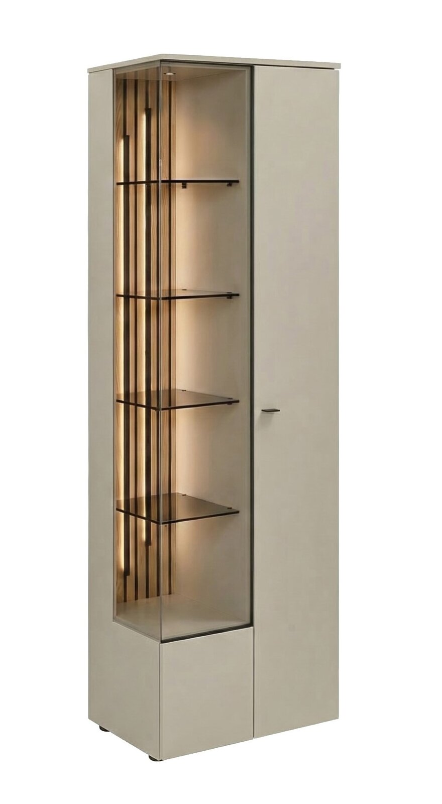 Moderne hoge vitrinekast in lichtgrijs met glazen hoekdeur, vier glazen legplanken en warme LED-verlichting, gefotografeerd in driekwart vooraanzicht
