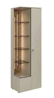 Moderne hoge vitrinekast in lichtgrijs met glazen hoekdeur, vier glazen legplanken en warme LED-verlichting, gefotografeerd in driekwart vooraanzicht