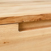 Nahaufnahme eines Hängeschuhschranks aus Holz mit natürlicher Maserung und Griffmulde.