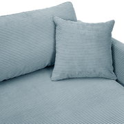 Nahaufnahme einer Rundecke mit geripptem Stoff in hellblau, inklusive passendem Kissen.