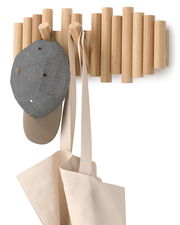 Wandgarderobe aus Holz mit mehreren Haken, an denen eine graue Kappe und eine beige Tasche hängen, frontal betrachtet.