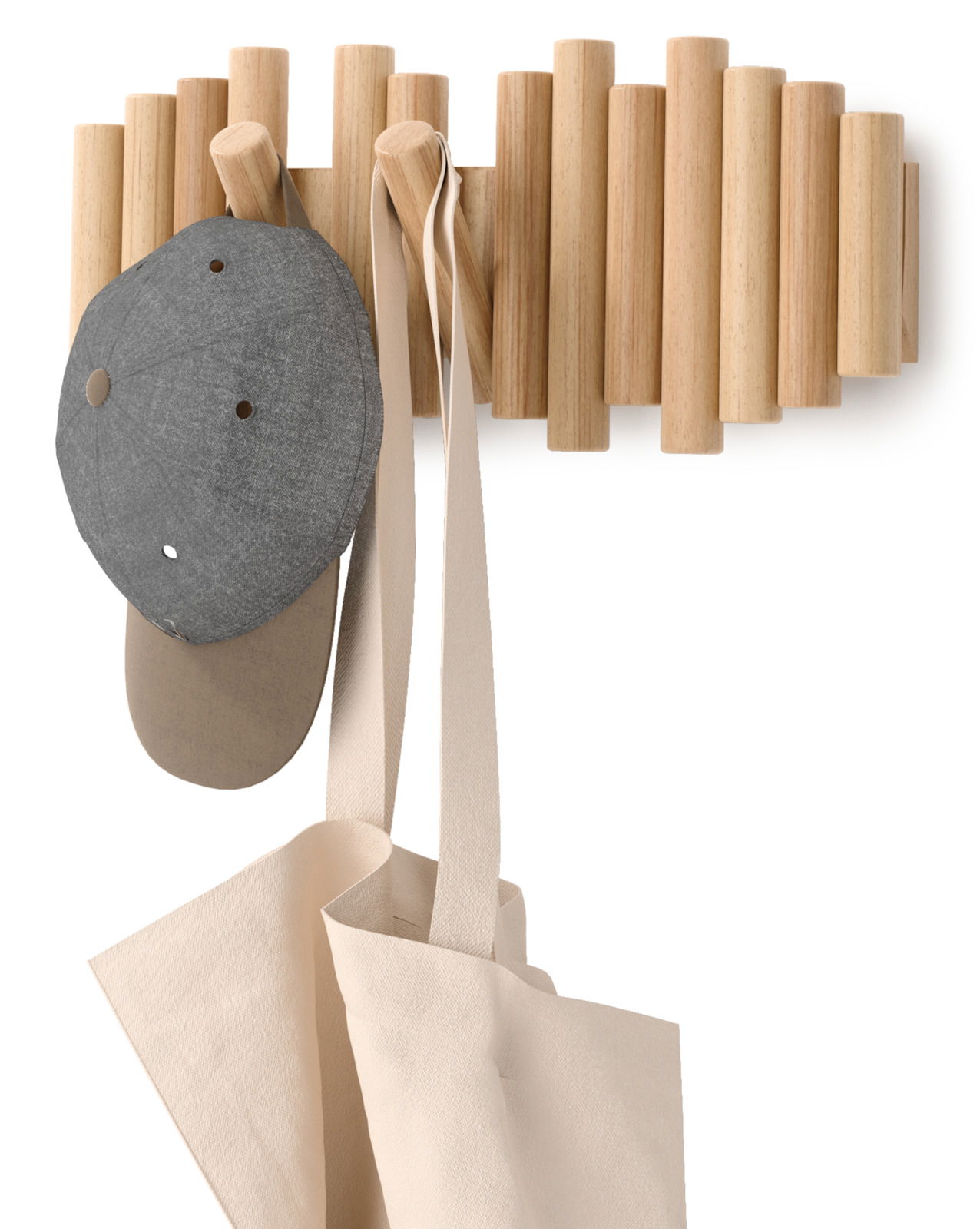 Wandgarderobe aus Holz mit mehreren Haken, an denen eine graue Kappe und eine beige Tasche hängen, frontal betrachtet.