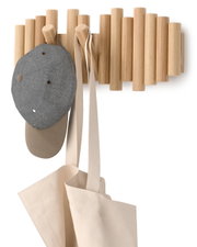Wandgarderobe aus Holz mit mehreren Haken, an denen eine graue Kappe und eine beige Tasche hängen, frontal betrachtet.
