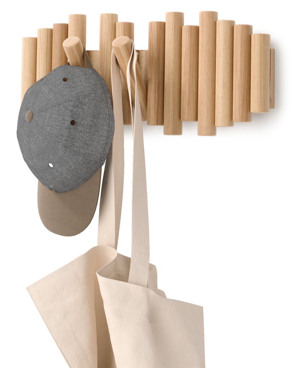 Wandgarderobe aus Holz mit mehreren Haken, an denen eine graue Kappe und eine beige Tasche hängen, frontal betrachtet.