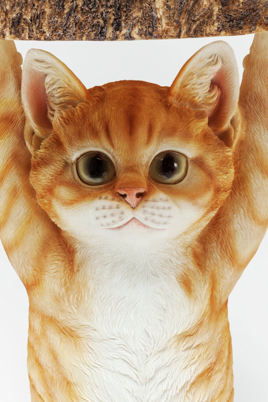 Close-up van een decoratief kattenbeeldje dat een tafel ondersteunt, met een gedetailleerd vachtpatroon en grote ogen, gezien van voren.