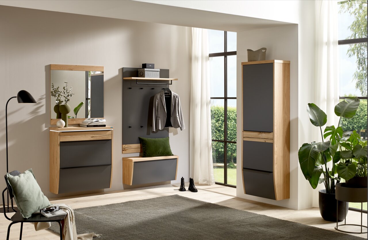 Dieter Knoll Garderoben-Set 5-tlg. ARCO TREND Modernes Garderoben-Set im Flur mit Holzrahmen und anthrazitfarbenen Fronten: Spiegelkommode links, Garderobenpaneel mit Ablage und Sitzbank mittig sowie hoher Hängeschrank rechts, gezeigt in frontaler Raumansicht.