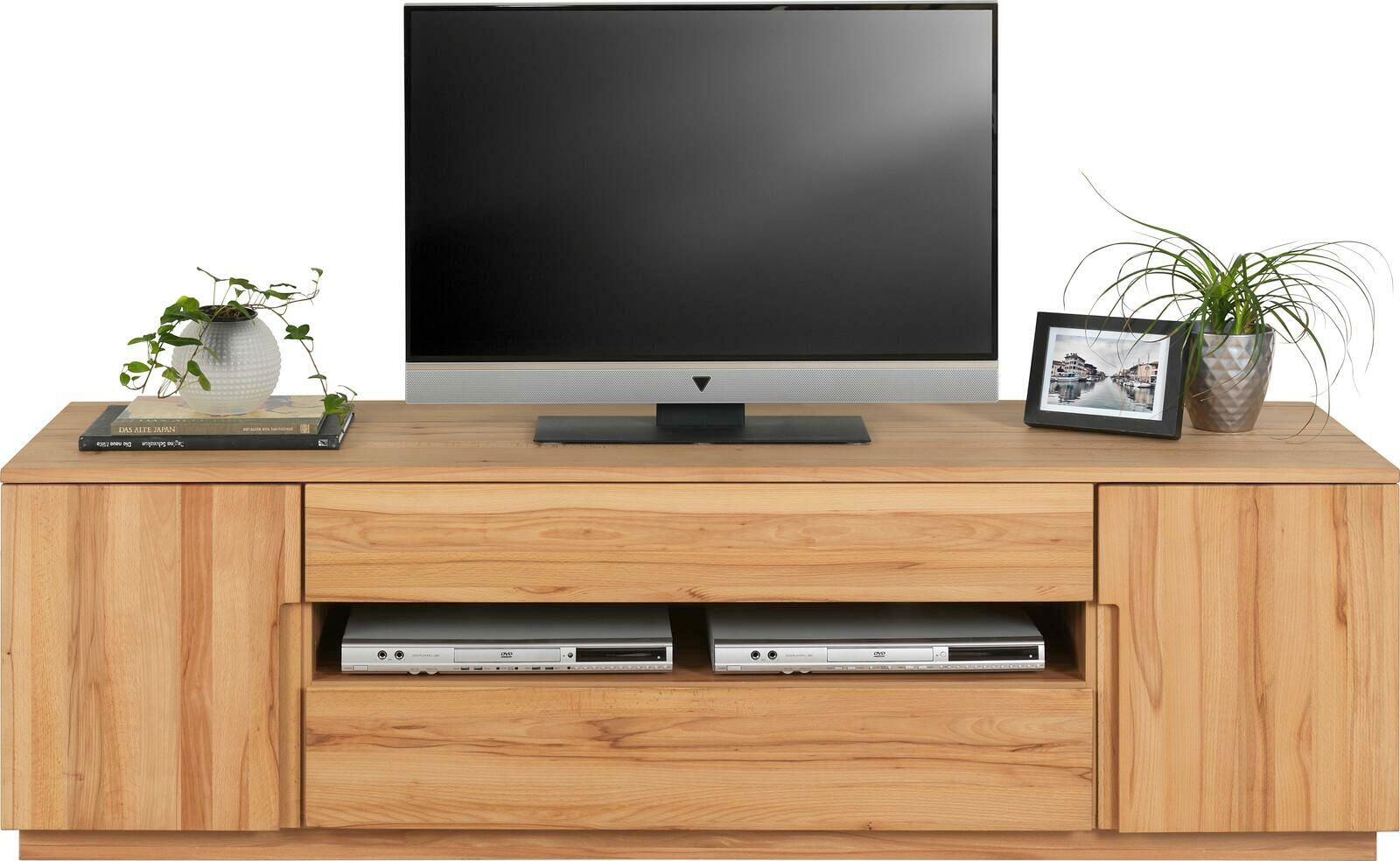 TV-Lowboard aus Holz mit zwei Schubladen und offenen Fächern, darauf ein Fernseher, Pflanzen und ein Bilderrahmen. Frontalansicht.