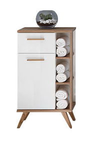 Moderner Unterschrank mit weißen Türen und offenen Regalfächern, gefüllt mit Handtüchern, aus einer frontalen Perspektive.