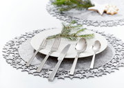 Elegantes, poliertes Besteckset King 60-tlg. auf einem festlich gedeckten Tisch mit Teller, Tannenzweig und weihnachtlicher Dekoration, aus der Vogelperspektive.