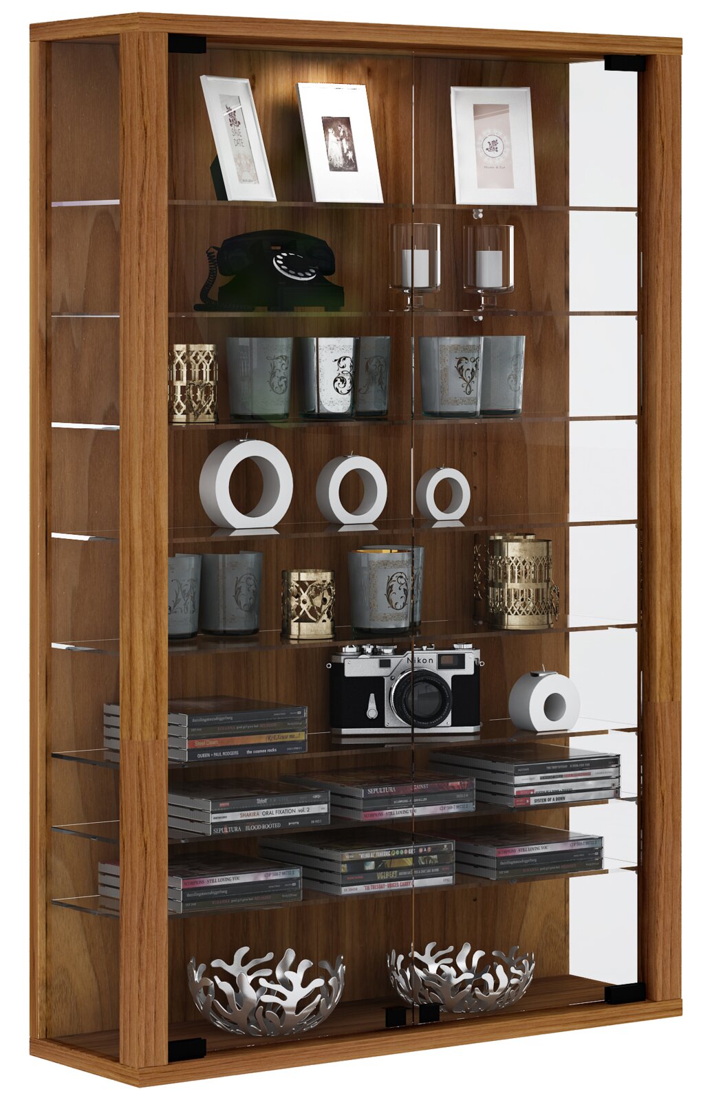 Hohe Vitrine aus Holz mit Glasböden und Glastür, gefüllt mit Deko und Büchern, in frontaler Ansicht.