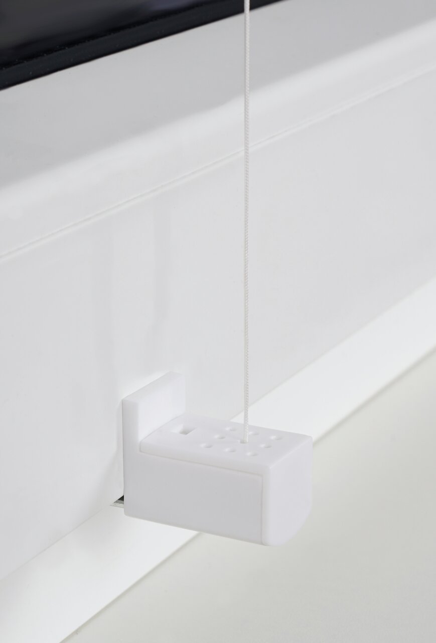 Nahaufnahme eines weißen Plissee-Mechanismus mit Schnur, seitliche Perspektive