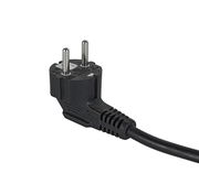 Nahaufnahme eines schwarzen Schuko-Steckers mit Kabel, perspektivisch von der Seite aufgenommen.